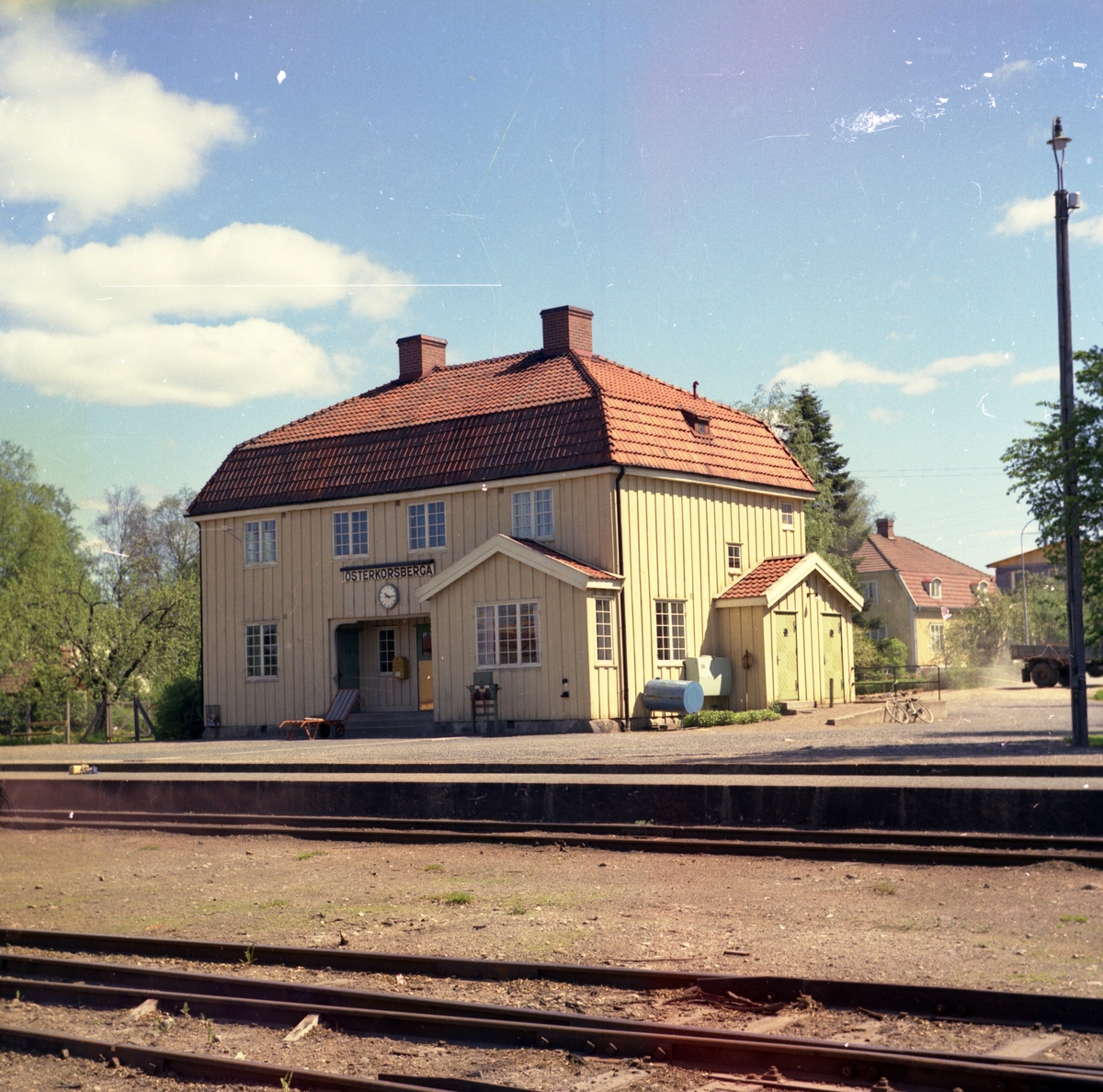 Station anlagd 1913. Tvåvånings stationshus i trä. Mekanisk växelförregling .