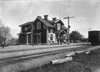 Stationen anlades 1892. Byggnaden, en- och enhalvvånings i trä, har sedan moderniserats flera gånger. Bangården utbyggdes 1945.