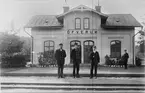 Station anlagd 1879. En- och en  halv vånings putsat stationshus. Västervik - Åtvidaberg - Bersbo Järnvägs personal.