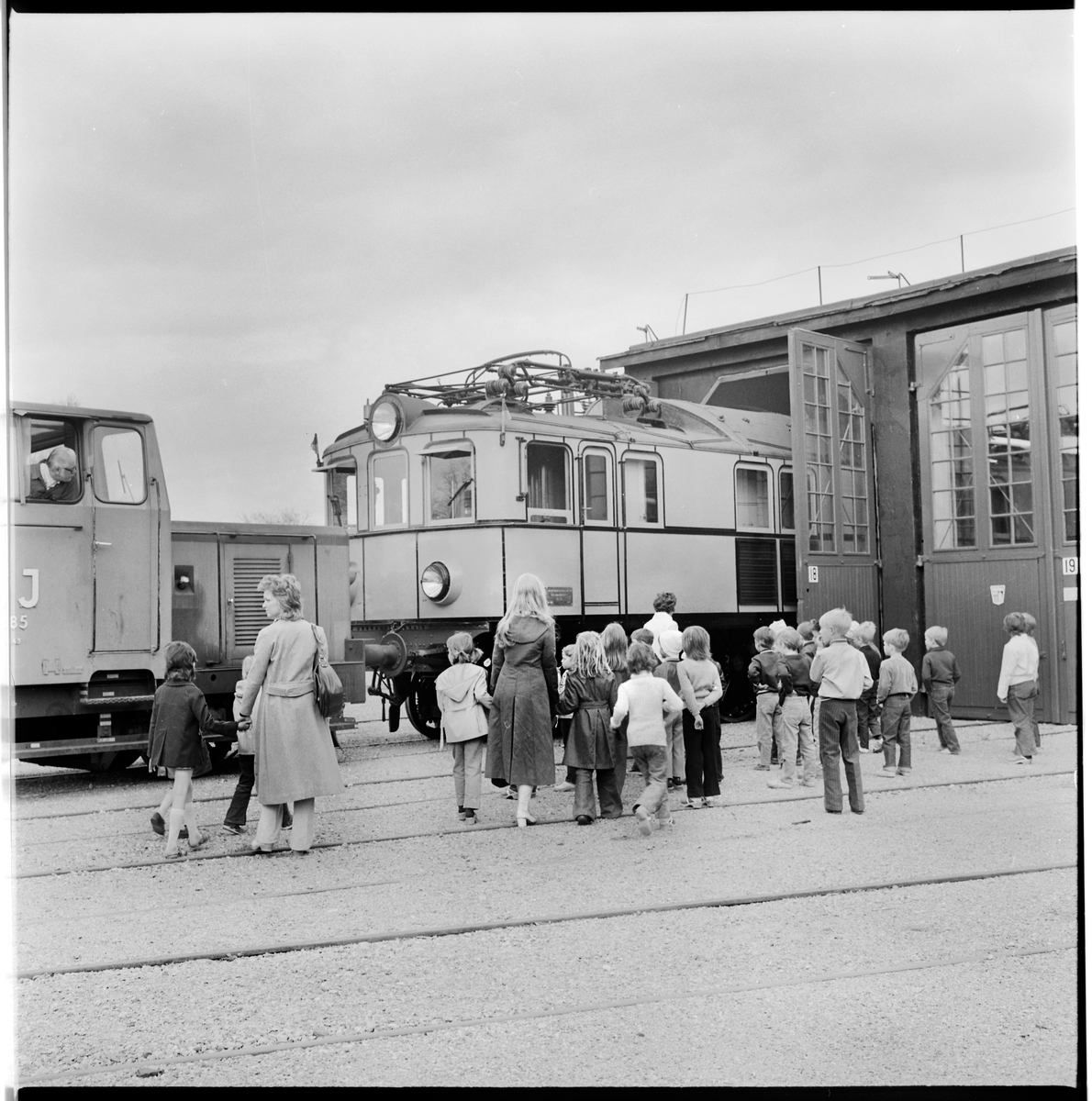 Ellok litt Pa nr 27.

Lok 27 är ett av två snälltågslok, som i princip är uppbyggda som de första malmtågloken, men som enkellok. Motorn är två meter i diameter och driver utan kugghjul, via koppelstänger, lokets blindaxel.
Loket är i 1930 års utförande och i körbart skick.
Plåtklädd träkorg, blågrå.