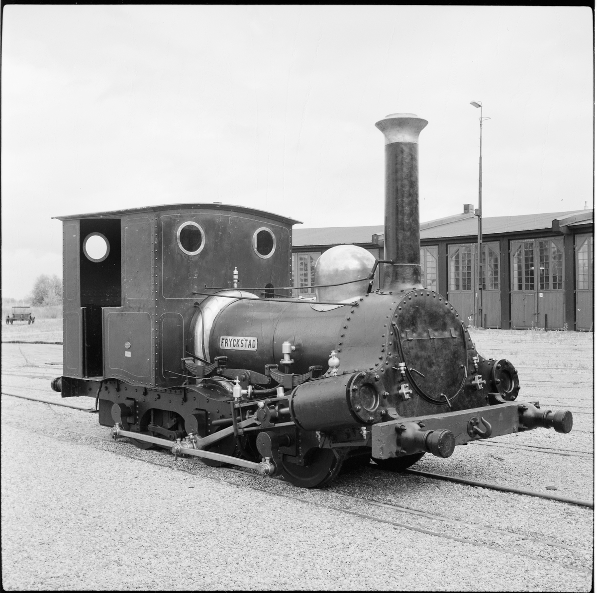 Ånglok, "Fryckstad", spårvidd 1101 mm (1099 mm enligt Katalog över Statens Järnvägars avdelning å Baltiska utställningen i Malmö 1914). Cylinderdiameter 230 mm. Slagets längd 395 mm. Sidoramar utanför hjulen bestående av plåtskodda ekplankor (Katalog över Statens Järnvägars avdelning å Baltiska utställningen i Malmö 1914).