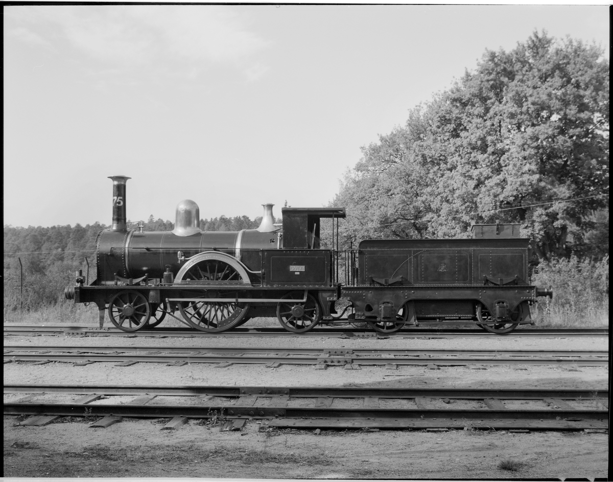 SJ ånglok litt Aa Nr 75, "Göta".
Största tillåtna hastighet: 90 km/h
Bufferttyp: mod. "Ä". Läder med tagelstoppning.
Tender: A nr 63. (kommer från 63, YMER)

Data från Katalog över Statens järnvägars avdelning å Baltiska utställningen i Malmö 1914, Stockholm 1914, s 16:

Cylinderdiameter 381 mm
Slagets längd 508 mm
Drivhjulsdiameter 1874 mm
Effektivt ångtryck 8,5 kg/kvcm
Eldyta total inv. 77,30 kvm
Rostyta 1,30 kvm
Hjulbas 4268 mm
Vikt i tjänst 24,80 ton
Adhesionsvikt 12,00 ton
Dragkraft 2170 kg
Tenderns vikt inklusive fulla förråd bestående av 1,40 ton kol och 5,43 ton vatten 14,28 ton.