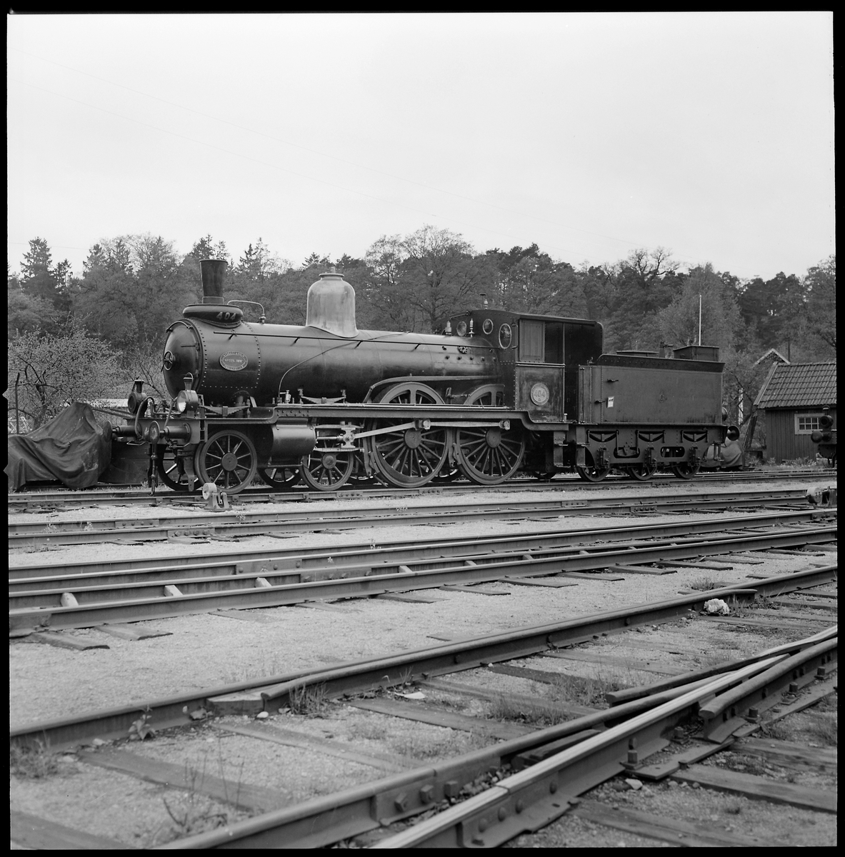 Ånglok Cc 404, tender litt C nr 404.
Tillv. nr. NH 323.
Ångloket är aldrig ombyggt, men ommålat med senare färger 1987.
