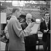 Ett antal personer som deltar i Stockholm Centrals utställning 1961.