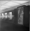 Stor karta över järnvägsnätet samt montrar med information vid sidan om. Från utställningen i Göteborg 1962.