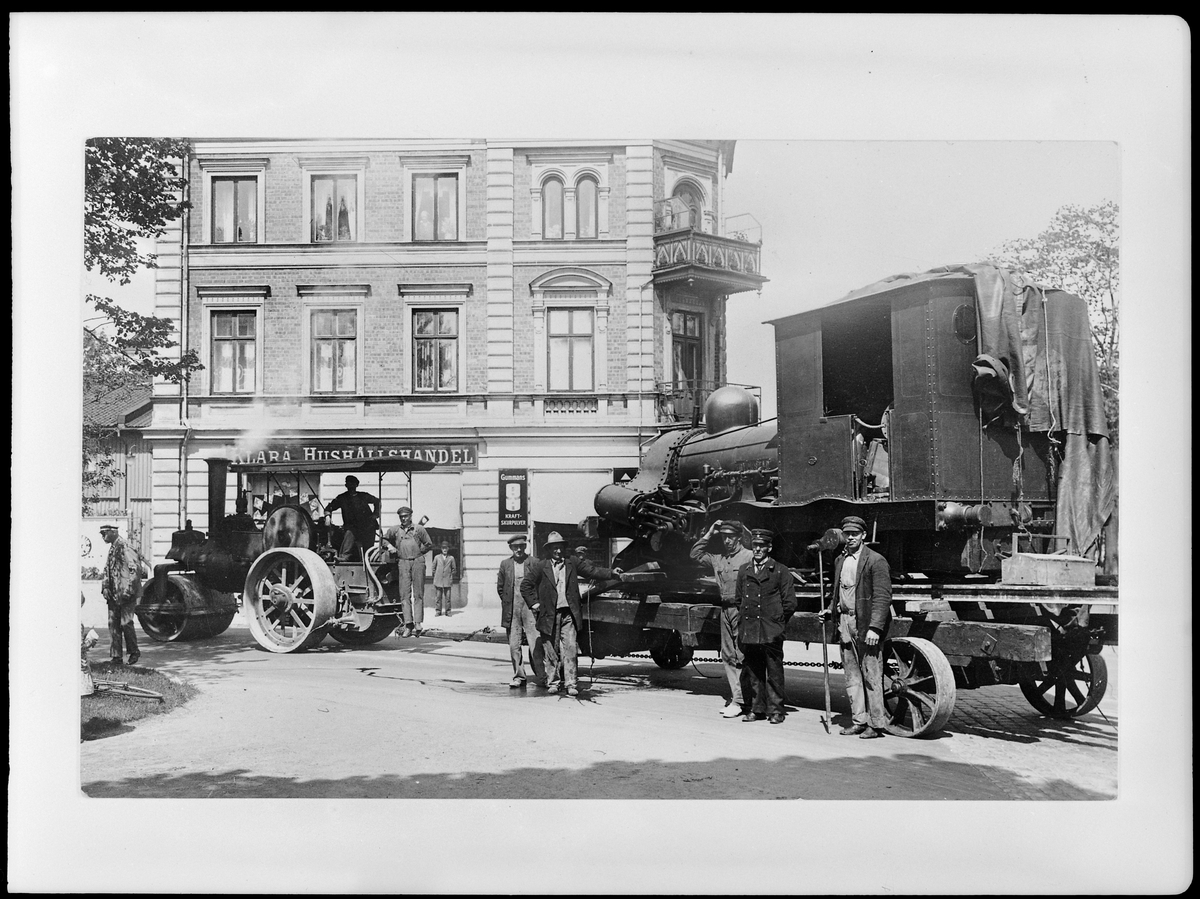 Ånglok, "Fryckstad", spårvidd 1101 mm (1099 mm enligt Katalog över Statens Järnvägars avdelning å Baltiska utställningen i Malmö 1914). Cylinderdiameter 230 mm. Slagets längd 395 mm. Sidoramar utanför hjulen bestående av plåtskodda ekplankor (Katalog över Statens Järnvägars avdelning å Baltiska utställningen i Malmö 1914).