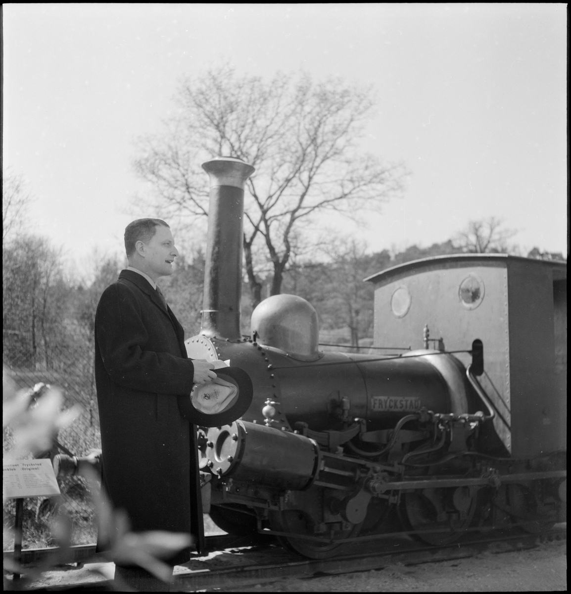 Ånglok, "Fryckstad", spårvidd 1101 mm (1099 mm enligt Katalog över Statens Järnvägars avdelning å Baltiska utställningen i Malmö 1914). Cylinderdiameter 230 mm. Slagets längd 395 mm. Sidoramar utanför hjulen bestående av plåtskodda ekplankor (Katalog över Statens Järnvägars avdelning å Baltiska utställningen i Malmö 1914).