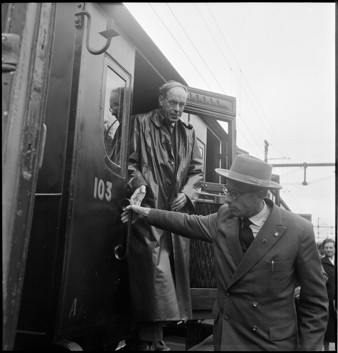 Resa med Statens Järnvägar, SJ B 3 "Prins August" på väg från Stockholm C till Sundbyberg under International Congress of Museums 1959. Resenärer stiger ur personvagn SJ A 103.