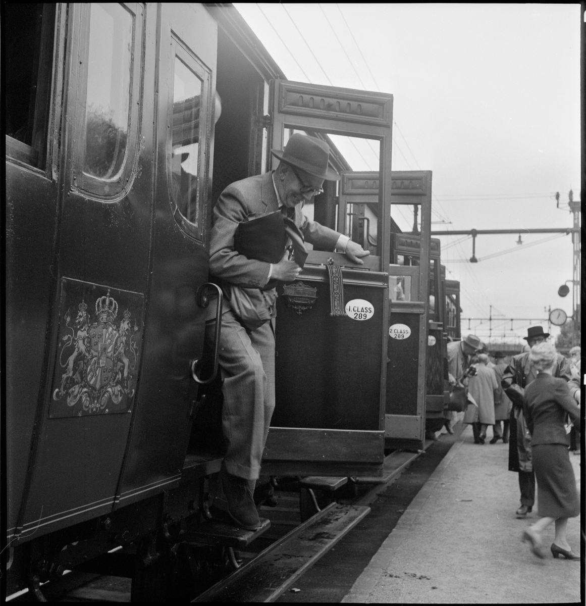 Statens Järnvägar, SJ B 3 "Prins August" på väg från Stockholm C till Sundbyberg under International Congress of Museums 1959. Passagerare stiger här ur personvagn SJ AB 289.