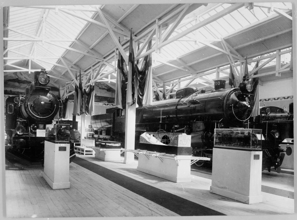 Ånglok F 1200.
Tillverkningsnummer: NH 1020. Överhettare W. Schmidts patent.
Längd: 21,3 m
Vikt: 142 ton
Höjd på drivhjulen: 1880 mm
Högsta tillåtna hastighet: 90 km/h framåt och 60 km/h bakåt
Effekt: 1550 hk
Kolförråd: 6,5 ton
Vattenförråd: 25 kbm

Se även F 1202, Jvm 20813.