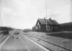 Hållplats anlagd 1928. Envånings stationshus i trä sammanbyggt med godsmagasinet