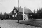 Stationen
Hållplats anlagd 1928. Envånings stationshus i trä sammanbyggt med godsmagasinet