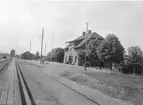 Stationen,Trafikplats anlagd 1905. Stationshus i två våningar i sten. Byggnaden moderniserad 1937.