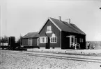 Stationen
Hållplats anlagd 1904. Envånings stationshus i trä sammanbyggt med godsmagasinet