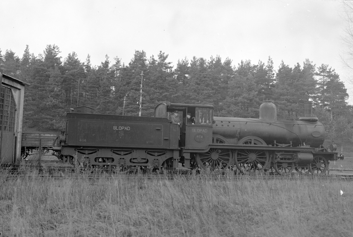 Ånglok Cc 404, tender litt C nr 404.
Tillv. nr. NH 323.
Ångloket är aldrig ombyggt, men ommålat med senare färger 1987.