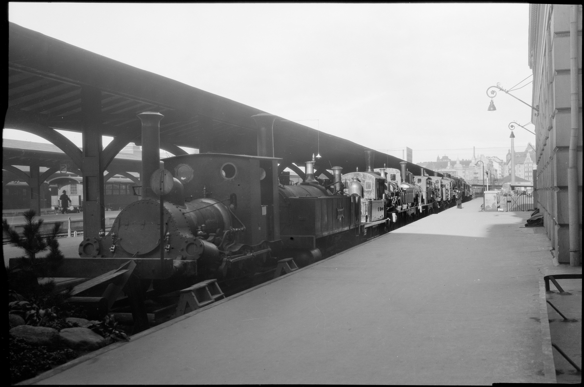 Ånglok, "Fryckstad", spårvidd 1101 mm (1099 mm enligt Katalog över Statens Järnvägars avdelning å Baltiska utställningen i Malmö 1914). Cylinderdiameter 230 mm. Slagets längd 395 mm. Sidoramar utanför hjulen bestående av plåtskodda ekplankor (Katalog över Statens Järnvägars avdelning å Baltiska utställningen i Malmö 1914).