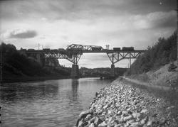 Järnvägsbro med godståg draget av Dg-lok.