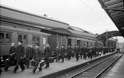 Flygkadetter på perrong på Stockholm Centralstation.



Vagn