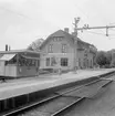 Ljungskile station anlagd 1907. Stationshus i två våningar i sten. Järnvägen elektrifierades 1939.