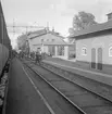 Töreboda station med resenärer på språng. Stationen anlades 1859.