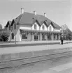 Smedjebacken station anlagd 1902. Järnvägen elektrifierades 1956. Allan Ludvig Schlegel, född 1885 och stationsinspektor, 1922-1945,  står beredd på plattformen.