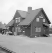 Karungi station. Station anlagd 1914-15. En- och enhalvvånings stationshus i trä. Mekanisk växelförregling.