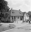 Kallhäll station.  Öppnades 1907  av Stockholm - Västerås - Bergslagen. Till SJ övergick 1945. På bilden syns vevställverk med fällbomsvindspel.