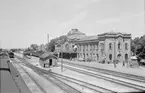 Stationshuset i Kristianstad  byggdes 1865 var ett av de större som Claes Adelsköld byggde i Skåne. En stor om- och tillbyggnad genomfördes åren 1916-17 under internationellt orienterade arkitekten Lennart Håkansson. Han byggde en vacker och välgestaltad vänthall med ett väldigt stort rundbågsfönster.