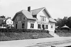 Station på Växjö - Åseda - Hultsfreds Järnväg. Stationen öppnad för trafik 23 december 1911. En- och enhalvvånings stationshus i trä, beläget lite högre än banan.