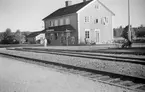 Hamrångefjärden Ostkustbanans station.  Stationen anlagd 1925. Tvåvånings stationshus i trä. Mekanisk växelförregling.  Den 1 november 1926 öppnades för allmän trafik förbindelsespåret mellan Hamrångefjärden och Åbydal .