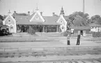 Hudiksvall stationshus med ställverkshus. Envånings stationshus i sten, rappat och putsat. K-märkt 1986. Den här statioen invigdes år 1880.