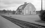 Trönödal station. Trafikplats anlagd 1926. En- och enhalvvånings stationshus i trä. Mekanisk växelförregling.