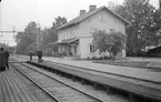 Åshammar station anlagd 1874. Tvåvånings stationshus i trä byggdes 1876. 1910 omändrades väntsal och expeditionslokaler. Mekanisk växelförregling.