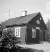 Läbyvad hållplats anlagd 1912. Hållplatsstugan restaurerades 1942.