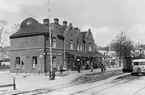 Jönköpings hamn station öppnad 1894. Stationshus i två våningar i tegel, med trappgavlar. Huset ombyggt 1925 och 1937. På stationsområdet fanns bland annat  lokstall för tre lok,  bussgarage,  godsmagasin och personalbostäder. SJ tog över trafikplatsen 1945. Trafiken upphörde 1972.