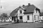 Trafikplats anlagd 1906. En- och en halv vånings stationshus i trä. Mekanisk växelförregling. Järnvägen överogs 1945 av SJ.