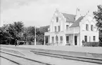 Falsterbo station byggd 1903 av Vellinge - Skanör - Falsterbo Järnväg, HSFJ. Arkitekten Theodor Wåhlin  hämtade inspiration från landskapet och dess medeltida kyrkoarkitektur. Tvåvånings putsat stationshus med stora trappgavlar och dekorationer. Wåhlin ritade alla stationshus vid den arton kilometer långa linjen Vellinge-Skanör-Falsterbo.