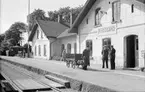 Rydsgårds station öppnad av Malmö - Ystads Järnväg, MYJ 1874. Stationshuset byggdes 1876.  Trelleborg - Rydsgårds Järnväg, TRJ hade här lokstall för två lok. Trafikplatsen lades ned 1978. Stationshuset och lokstallet revs.