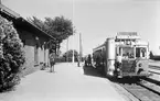 Skivarp station öppnad 1895. Envånings stationshus i tegel. Stationen anlagd 1894. På bilden syns en rälsbuss Statens Järnvägar, SJ Yo2 487, ursprungligen från Trelleborg - Rydsgårds Järnväg, TRJ. Rälsbussen är försedd med gengasaggregat.