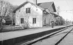 Broddbo station öppnad 1873. I början av 1900-talet restaurerades stationshuset . Då försvann 2 klass väntsal, varigenom expeditionslokalerna kunde givas större utrymme. De två lägenheterna på ett rum och kök gjordes om till en lägenhet om tre rum, kök, tambur och serveringsrum. Mellan 1968 och 1971 upphörde trafikplatsen helt.