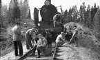 Filminspelning med SJ Driftvärn. SJ Driftvärn bildades 1946 och hade till uppgift att skydda viktiga anläggningar vid beredskap och krig. Driftvärnen lades ner 2005.

SJ E10 1743. E10-loken var bland de sist levererade ångloken till SJ. E10 är litterat på ett svenskt trecylindrigt ånglok. Loken tillverkades av ASJ i Falun under perioden 1947-1948.