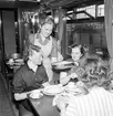 Statens Järnvägar, SJ tåghem. Restaurangvagn för tåghemspersonalen med matgäster och serveringspersonal