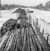 Lastning av timmer från lastbil till godsvagn med Puller timmerlastningsapparat, Glissjöberg.