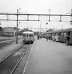 Motorvagn SJ YCo6 och resande på Nässjö station.