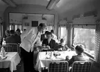 Statens Järnvägar, SJ Ro3 restaurangvagn med statister och kypare i arbete