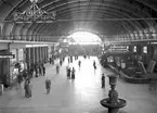 Vänthallen på Centralstationen i Stockholm. Skylt med texten Toiletter. Skylt med texten Europeiska Transport o reseförsäkring.