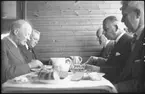 Delegation från SJ, äter lunch på SJ marketenteri i Karungi, i samband med evakueringen av finska flyktingar 1944.