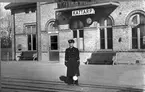 Stationsinspektor Gunnar Nydell framför Kattarp station.