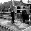 Stationsinspektor Josef G. F. Karlsson (till höger) med stationsklarerare framför  manöverkur vid Borås centralstation.