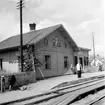 Fridafors järnvägsstation. Stationspersonal i sommaruniform. Ställbock till vänster.